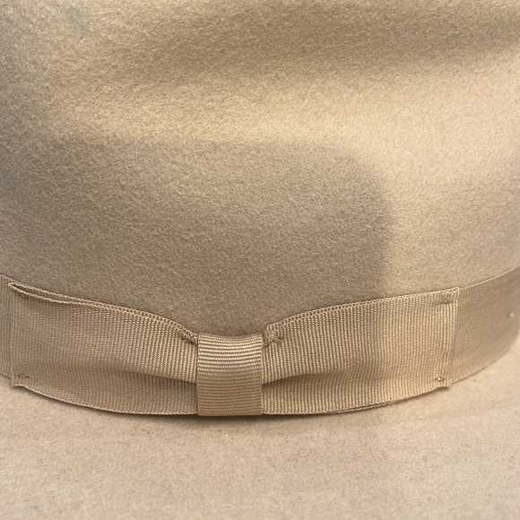 NWOT New Urban Outfitters
Elegant Retro Felt Fedora Wide
Brim Hat - Picture 6 of 7